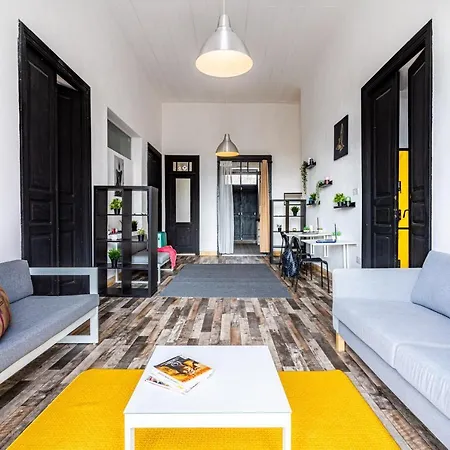 Bee Hostel *