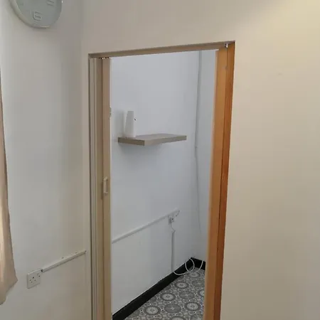 Bee Hostel *